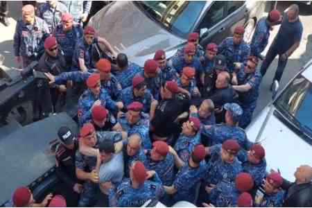 `Red berets` beat opposition MP in central Yerevan 