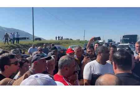 All of them, from the minister to the prime minister, are `leading us  by the nose`: tense situation on Yerevan-Aparan highway