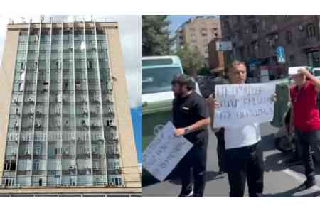 Владельцы торговых точек продолжают акцию протеста перед бывшим зданием Haypost на Сарьяна