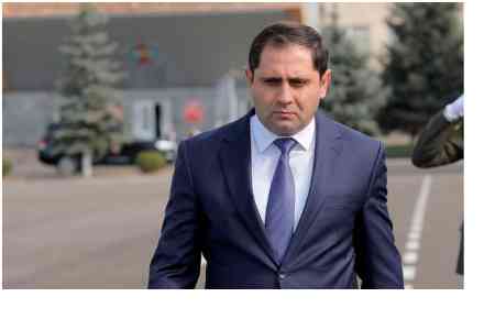 Armenia`s defense minister travels to France