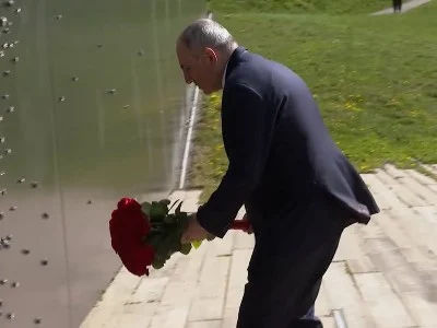 Nikol Pashinyan pays tribute to victims of communism in Tallinn