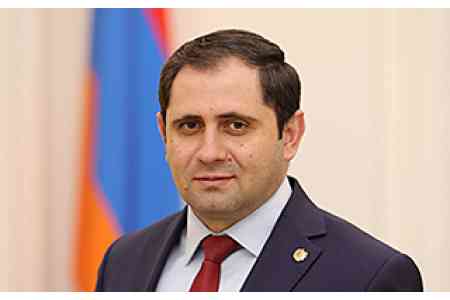 Armenian defense minister travels to Greece 