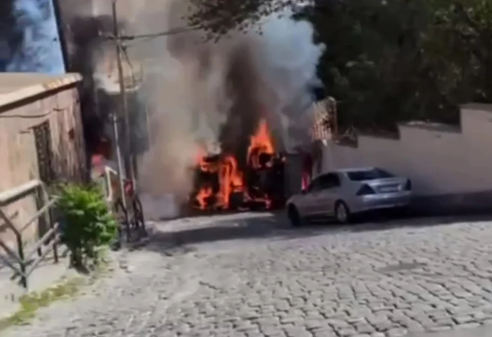 В центре Еревана столкнулись автомобили, в результате чего загорелись 4 машины - МВД
