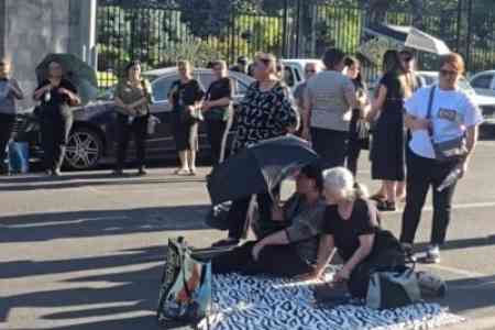 Relatives of missing servicemen block Baghramyan Avenue for third day 