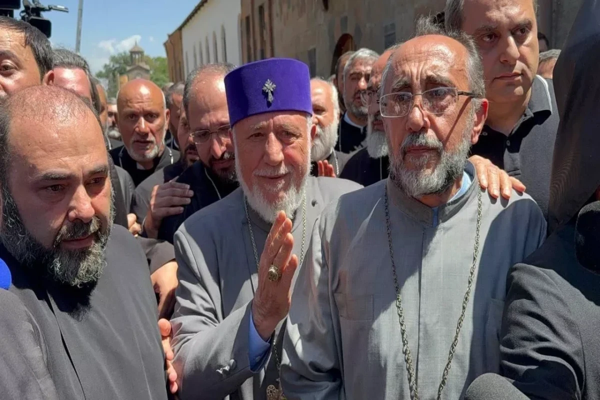 Верующие не позволили Архиепископу Микаэлу Аджапахяну явиться в Следственный комитет