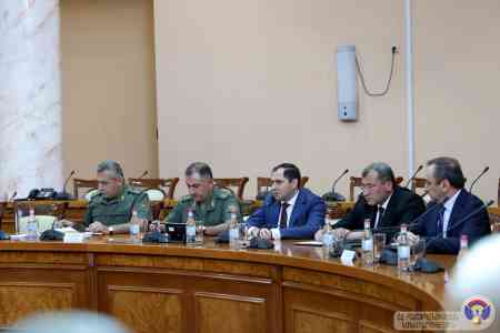 Глава Минобороны Армении встретился с военными атташе страны за рубежом