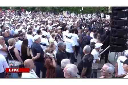 Под хештегом #MERDZEVOV на центральном бульваре Еревана начинается митинг в защиту политзаключенного, известного бизнесмена и предпринимателя Самвела Карапетяна