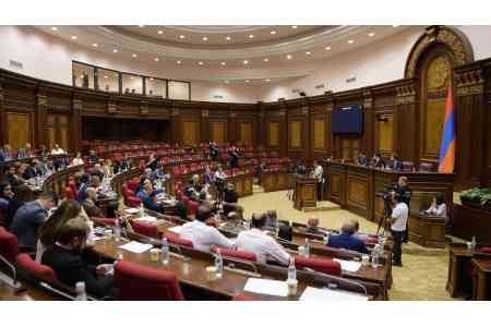 В парламенте Армении обсуждается вопрос о даче согласия НС на уголовное преследование Сейрана Оганяна и Арцвика Минасяна