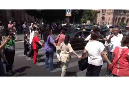 Վարդաշենցիները բողոքի ակցիա են անցկացրել կառավարության շենքի մոտ՝ պահանջելով լուծել վթարային հանրակացարանների խնդիրը