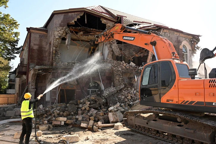  Unique fresco destroyed during demolition of NKR foreign ministry  building 