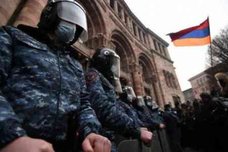 Группа граждан провела акцию протеста в поддержку архиепископа Микаэла Аджапахяна - они призывают оппозицию объединиться
