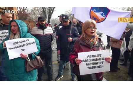 Զոհված զինծառայողների հարազատները բողոքի ակցիա են անցկացրել ՀՀ նախագահի նստավայրի մոտ․ Խաչատուրյանից պահանջում են հրապարակային ներողություն՝ Ալիևին "սերենադների" համար