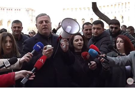 В различных районах Еревана проходят акции в защиту Самвела Карапетяна