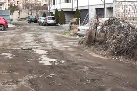 Երևանի կենտրոնում Գոհար Գասպարյան փողոցի բնակիչները պահանջում են վերանորոգել ճանապարհը. ընթանում է բողոքի ակցիա