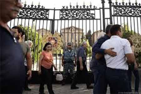 Citizens  protesting outside  Armenian parliament, demanding  circumstances of  44-day war in Artsakh be made public 