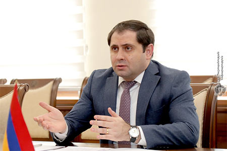 Министр обороны Армении провел в Париже переговоры с министром вооруженных сил и по делам ветеранов Франции