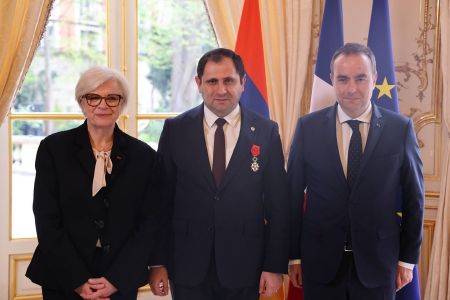 ՀՀ պաշտպանության նախարարը Ֆրանսիայի վարչապետից ստացավ Պատվո լեգեոնի շքանշանը։