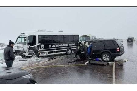 Автобус с полицейскими, сопровожавшими Пашиняна, попал в аварию: 1 человек погиб, 12 пострадали