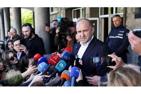 Коалиция экс-президента Болгарии Радева лидирует на выборах