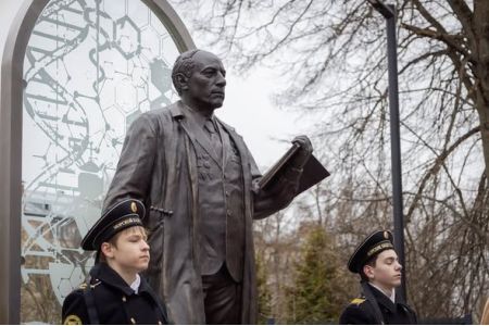 В Москве открыли памятник основателю «атомного здравоохранения» Аветику Бурназяну 