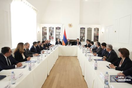 Мирзоян в Париже провел с совещание с армянскими послами, аккредитованными в европейских странах и структурах