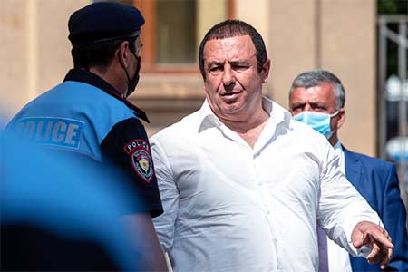 Армянские правоохранители проводят обыски у Гагика Царукяна