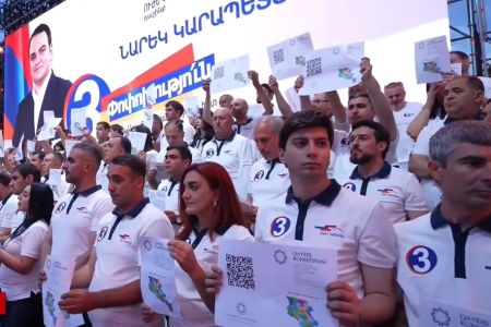 Հանրապետության հրապարակում ընթանում է 