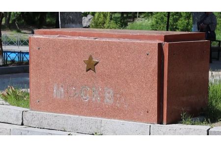В Гюмри неизвестные сорвали позолоченные буквы с мемориала 
