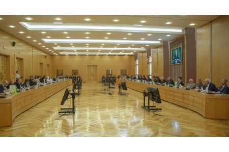 Брифинг о подготовке к Чемпионату мира по конному спорту и конкурсу красоты среди ахалтекинских лошадей в Нидерландах