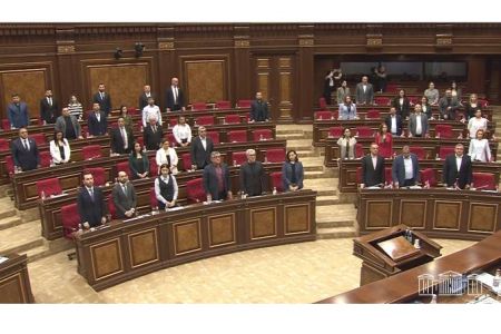 В Национальном Собрании Армении минутой молчания почтили память жертв геноцида езидов