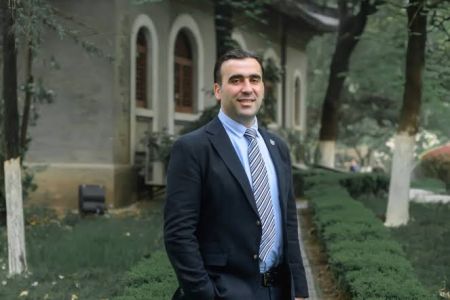 Չինաստան-Եվրասիա հիմնադրամի հիմնադիրը Միջազգային ուսումնասիրությունների ասոցիացիայի կառավարման խորհրդում բոլոր երկրների ներկայացուցչի պաշտոնի թեկնածուների շարքում է