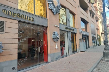 Сотрудники правоохранительных органов провели обыск и в компании 
