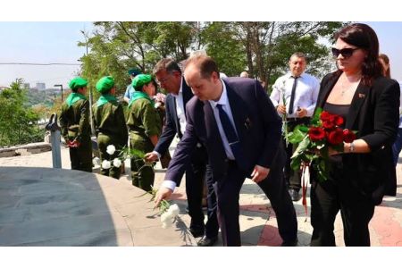 Российские дипломаты приняли участие в памятной акции у монумента Ивану Исакову в Ереване