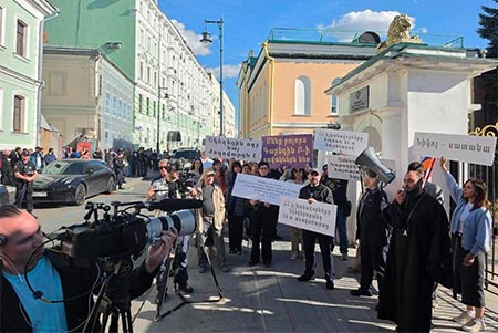 В Москве прошла акция в поддержку Католикоса всех армян и шести епископов