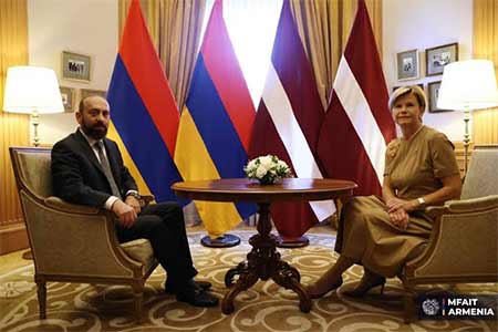 Глава МИД Армении провел переговоры с президентом Латвии