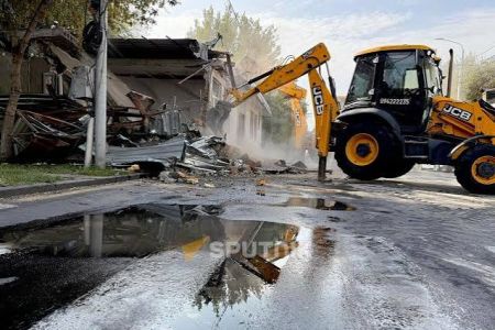 Несмотря на наличие документов о собственности и решения суда, бульдозеры сносят киоски и магазины на улице Шинарарнери в Ереване