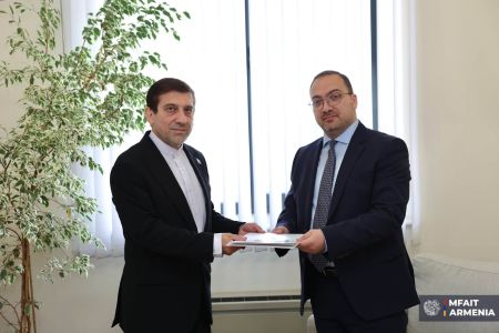 Новоназначенный Генеральный консул Ирана вручил свою экзекватуру генсеку МИД Армении
