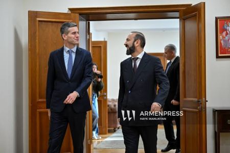 В Ереване проходят переговоры глав МИД Армении и Нидерландов