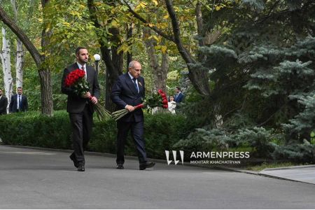 Премьер-министр и спикер парламента почтили память погибших в результате теракта 27 октября 1999 года